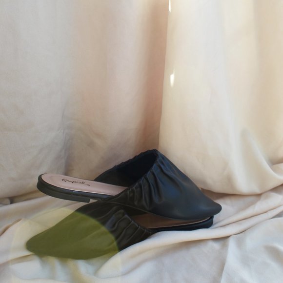 🚨FEW PAIRS LEFT🚨// Black Ruche Flat - Picture 2 of 6